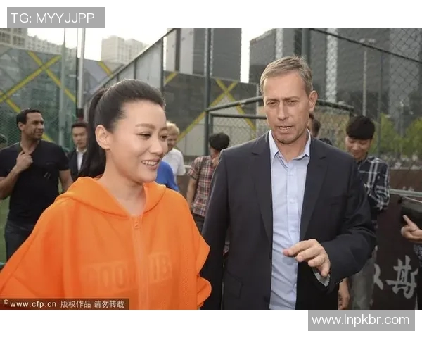 博主在街头偶遇足球明星展开热聊引发粉丝热议与羡慕